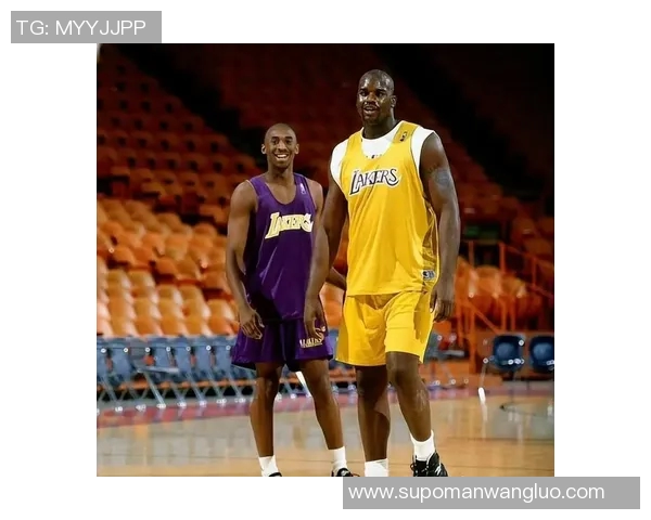 谢里夫·奥尼尔晒与科比雕像合影：特地过来看看科比叔叔